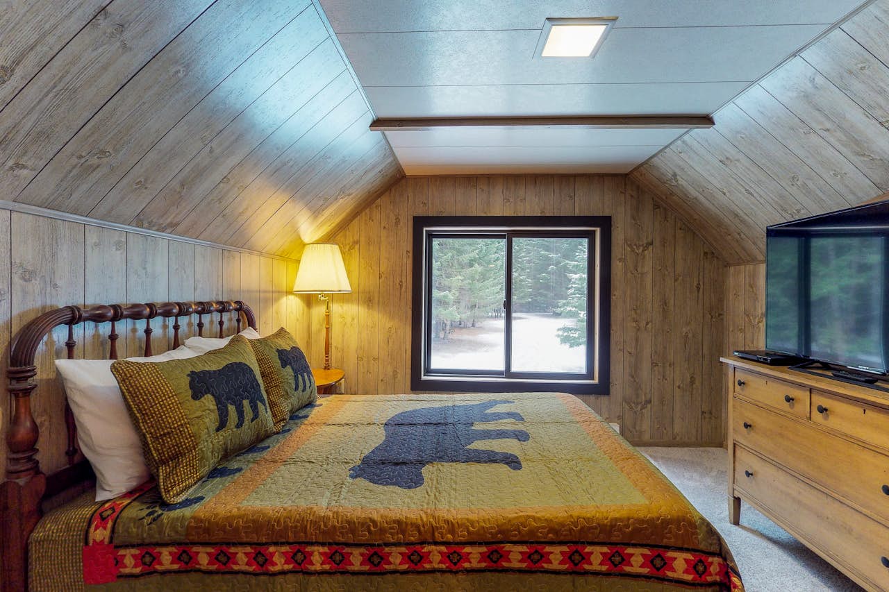 Creekside Cabin 3 BD Vacation Rental in Cle Elum, WA Vacasa