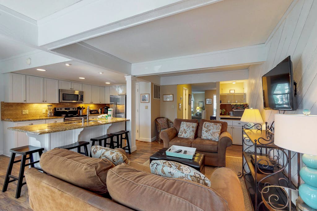 Modern Dog-Friendly Townhouse with Shared Pool, Easy Beach Access, and Golf — Hilton Head, SC — vacation rental