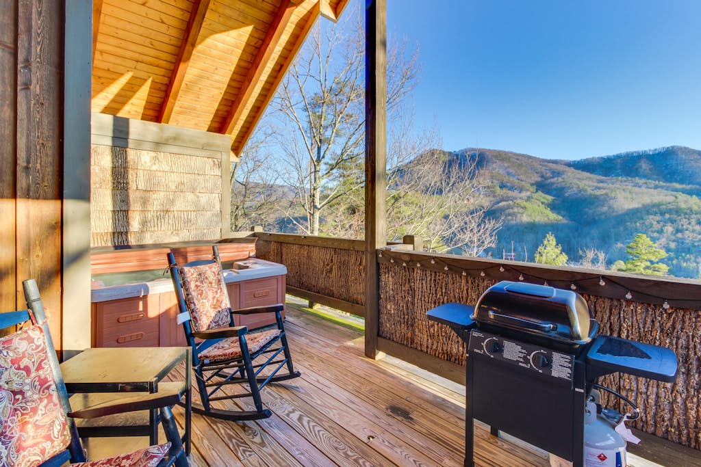 Inviting Cabin, Sleeps 4, Hot Tub, Covered Deck — Sevierville, TN — vacation rental