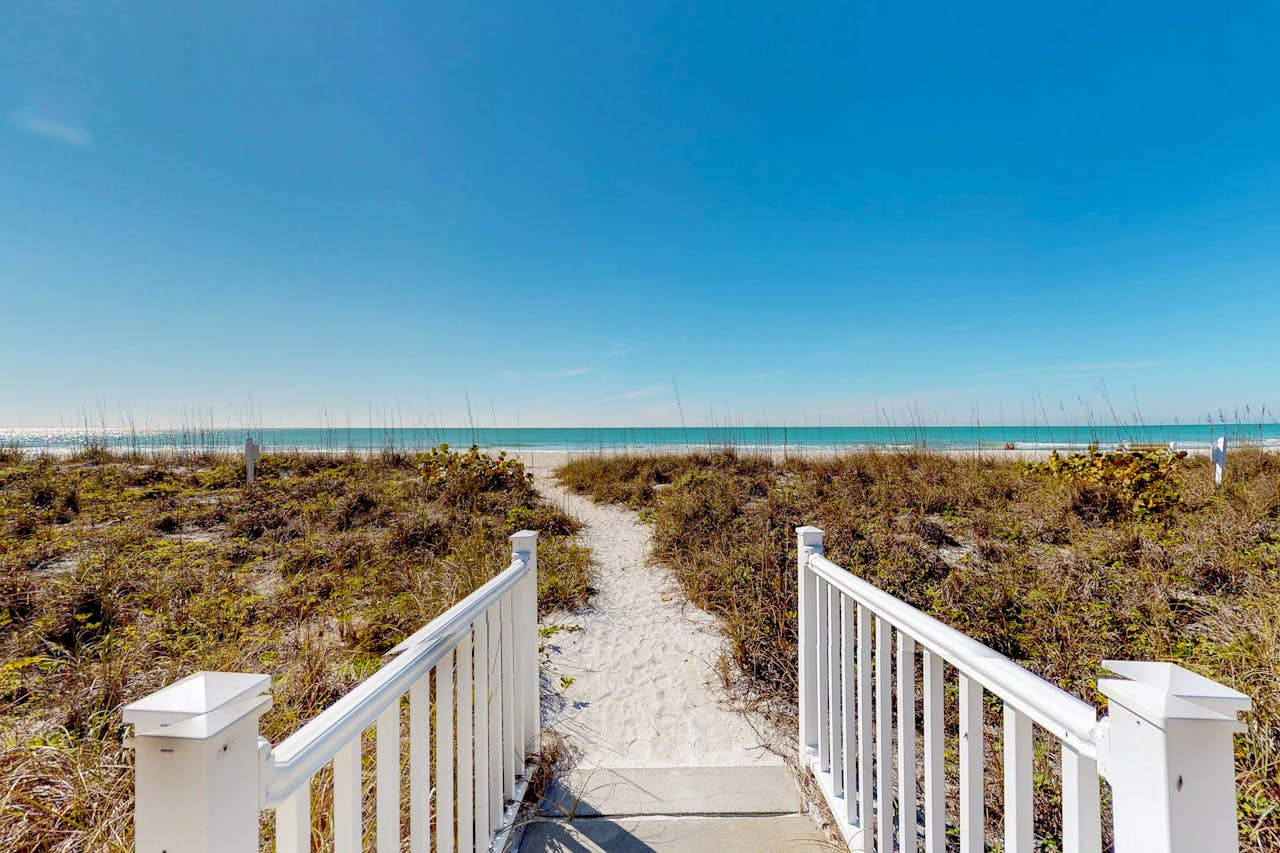 La Casa O'Bar | 3 BD Vacation Rental in Holmes Beach, FL | Vacasa