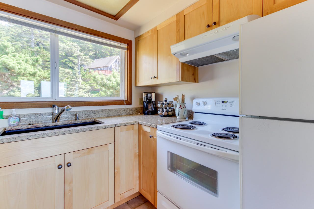 Blue Sea Oceanfront Cottage 2 BD Vacation Rental in Tillamook, OR