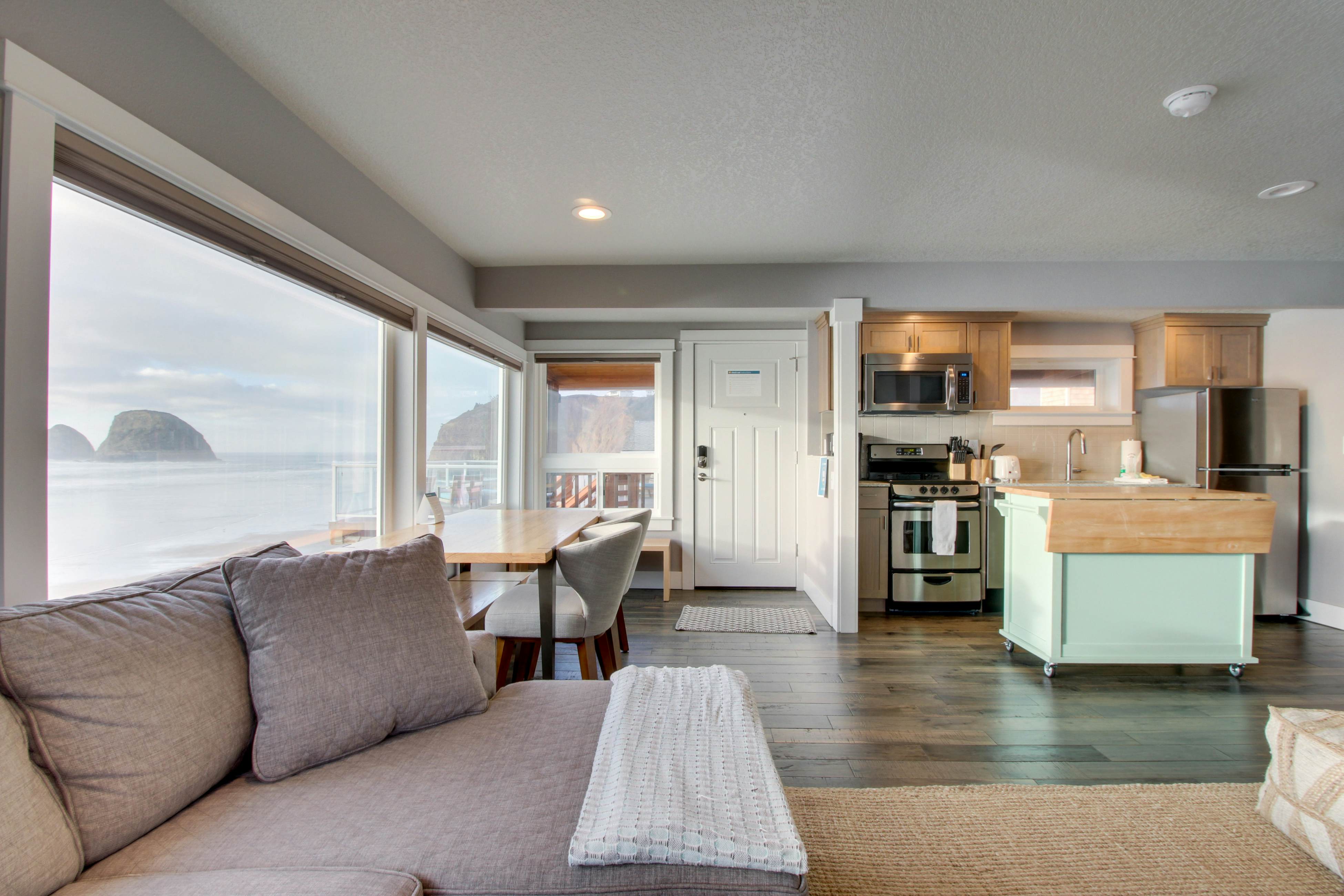 boat-basin-1-1-bd-oceanside-or-vacation-rental-vacasa