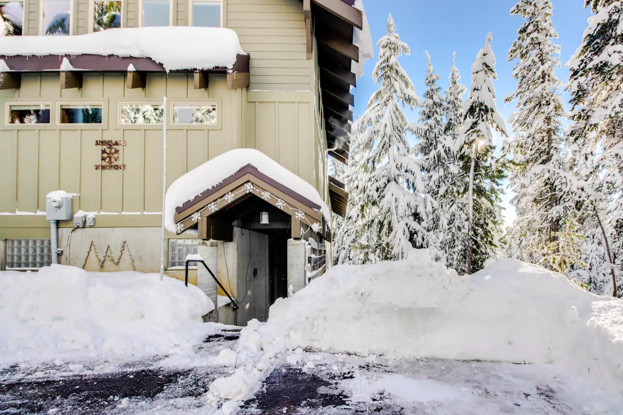 SnoPlace 5 BD Vacation Rental in Government Camp, OR Vacasa
