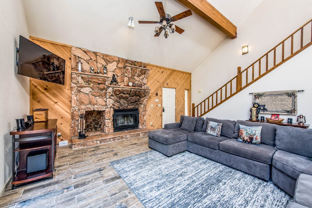 Paw's Cabin 3 BD Shaver Lake, CA Vacation Rental Vacasa