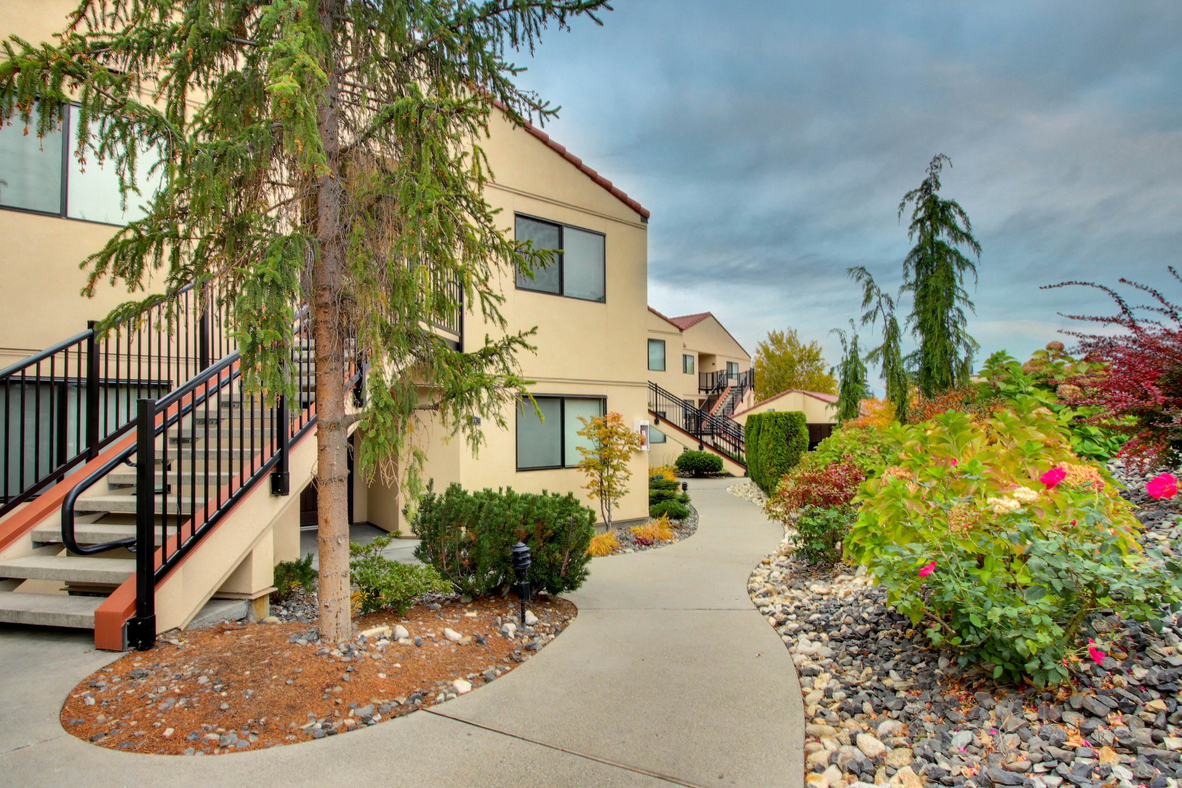 Lake Chelan Shores - A Lakeside Spectacular #17-10