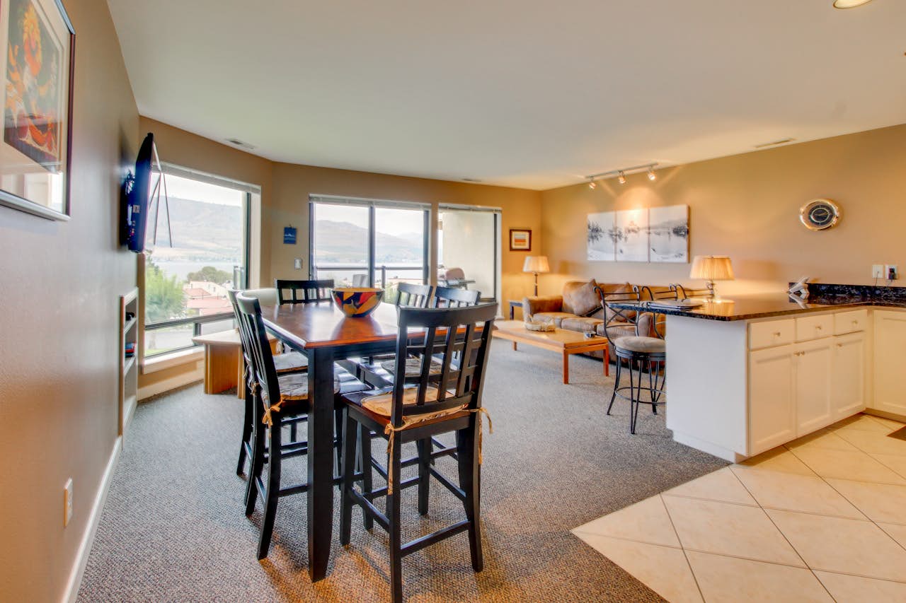 Lake Chelan Shores A Lakeside Spectacular (1710) 2 BD Vacation