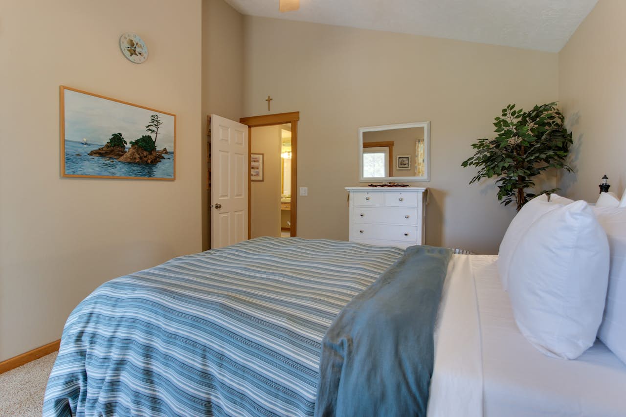 The Hidden Treasure 3 BD Vacation Rental in Warrenton, OR Vacasa