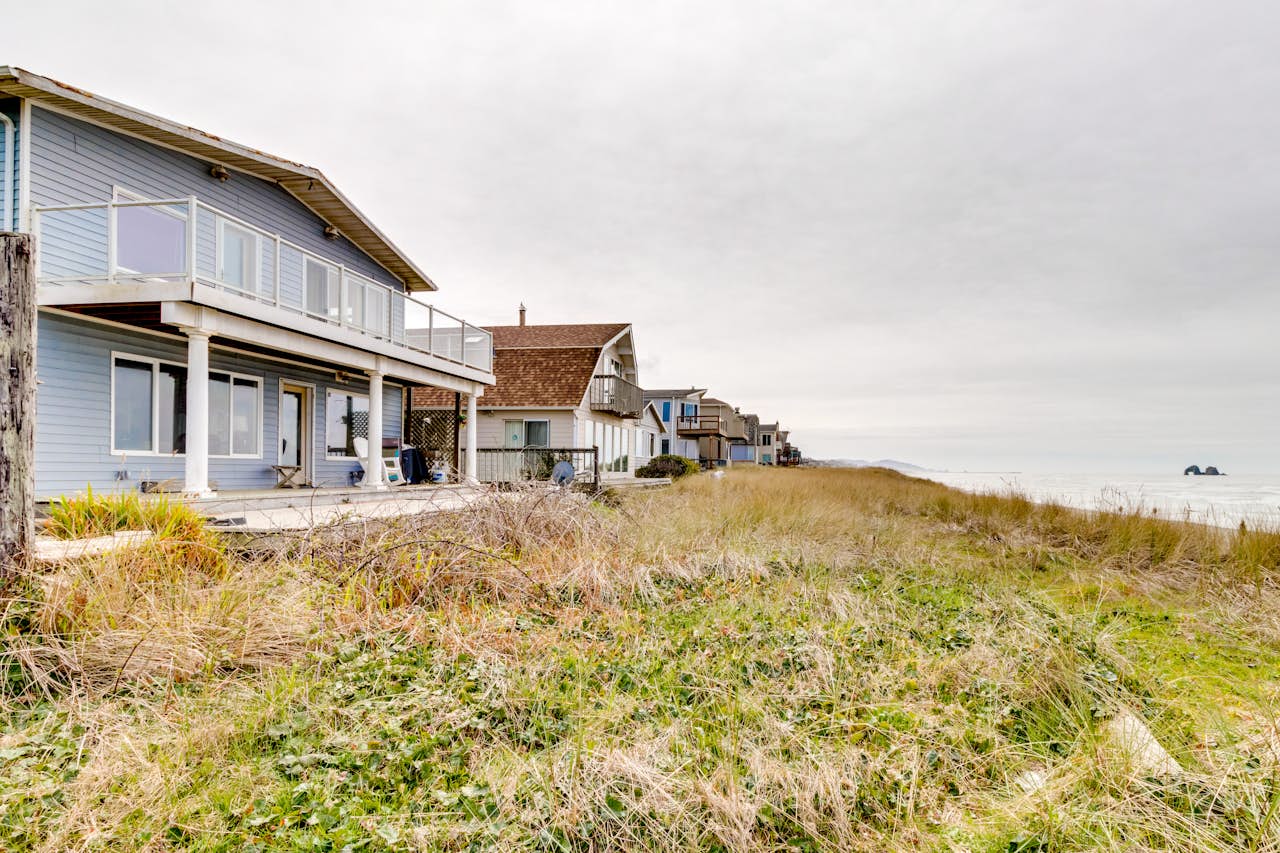 Twin Rocks Oceanfront Beach House 4 BD Vacation Rental in Rockaway