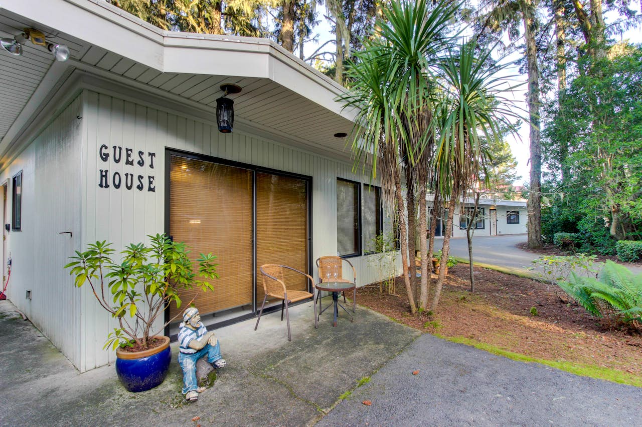 Seagate Guest House 3 BD Vacation Rental in Coos Bay, OR Vacasa