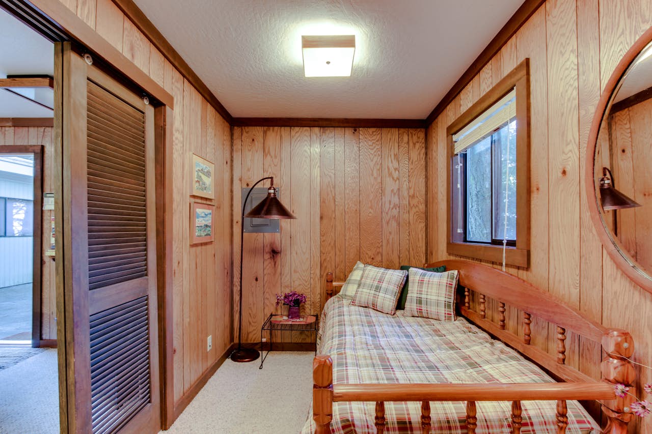 Seagate Guest House 3 BD Vacation Rental in Coos Bay, OR Vacasa