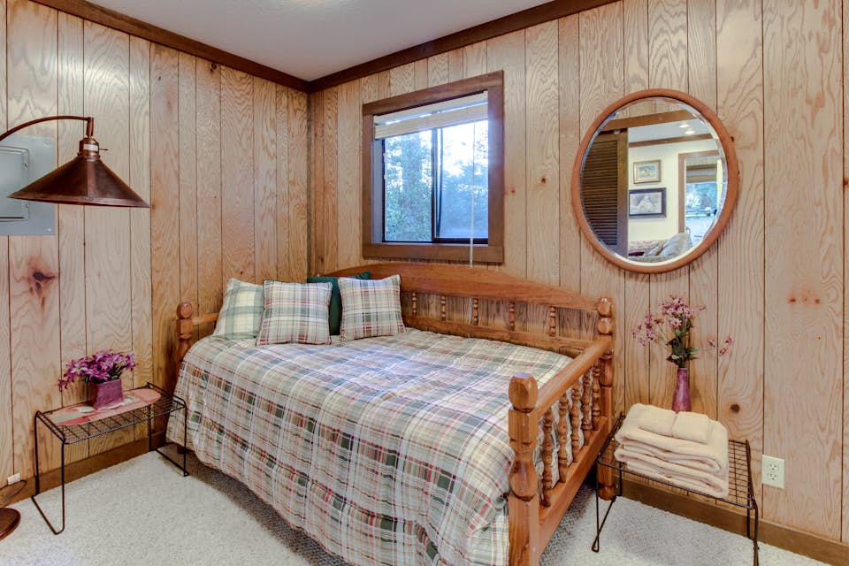 Seagate Guest House 3 BD Vacation Rental in Coos Bay, OR Vacasa
