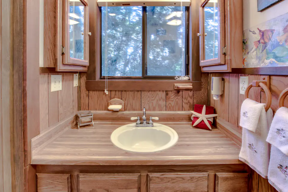 Seagate Guest House 3 BD Vacation Rental in Coos Bay, OR Vacasa