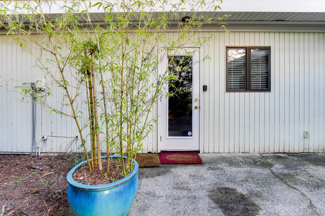 Seagate Guest House 3 BD Vacation Rental in Coos Bay, OR Vacasa