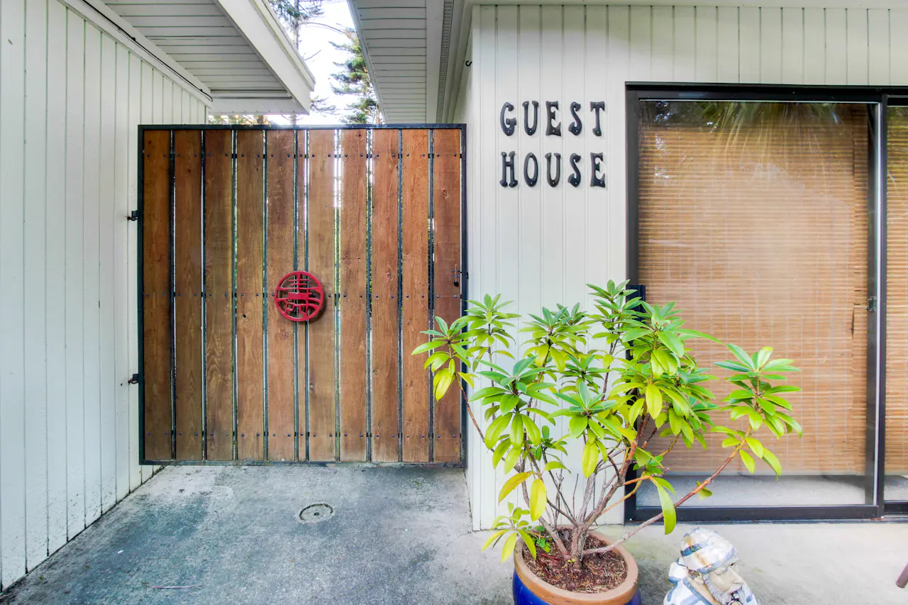 Seagate Guest House 3 BD Vacation Rental in Coos Bay, OR Vacasa