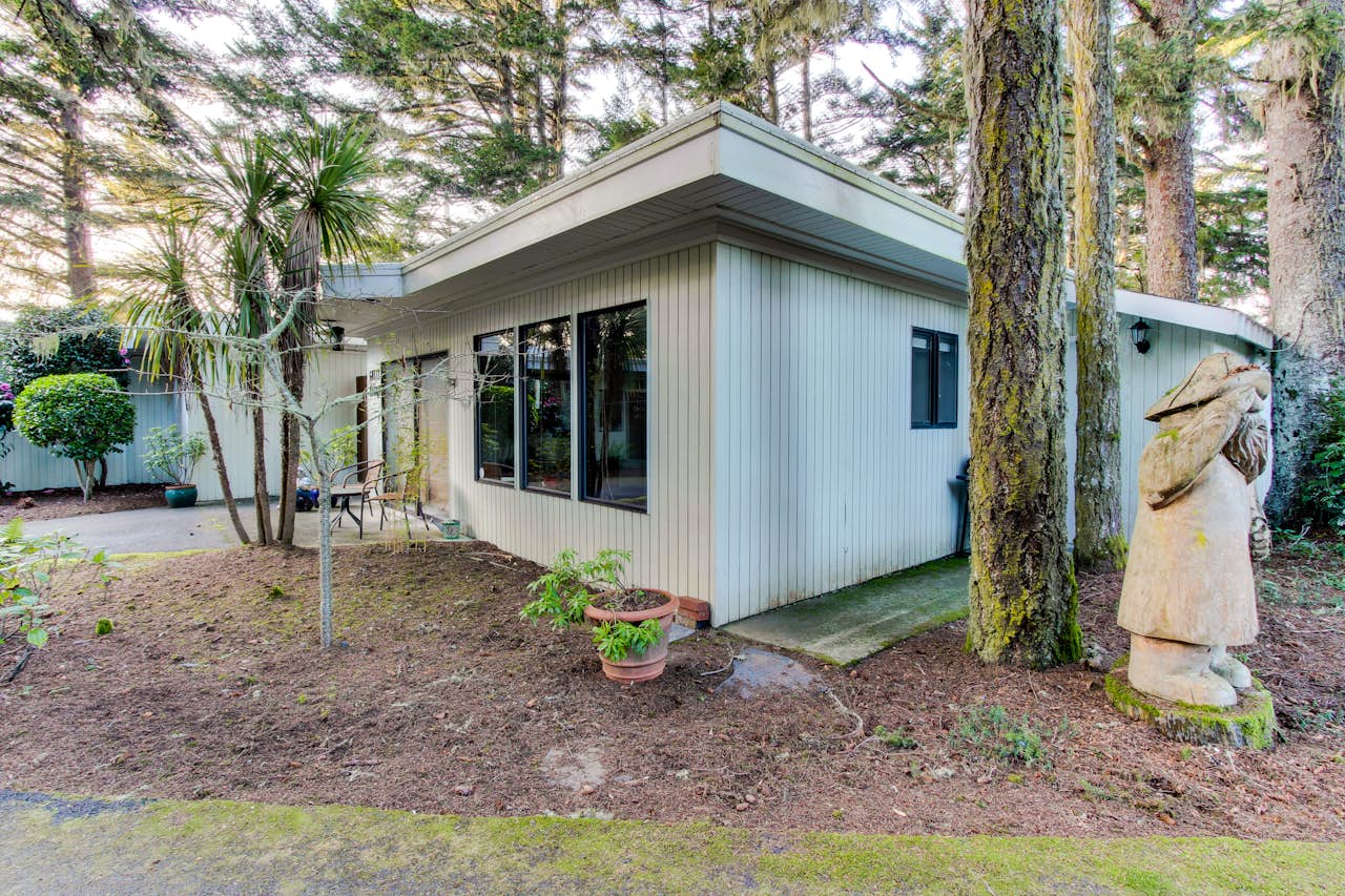 Seagate Guest House 3 BD Vacation Rental in Coos Bay, OR Vacasa