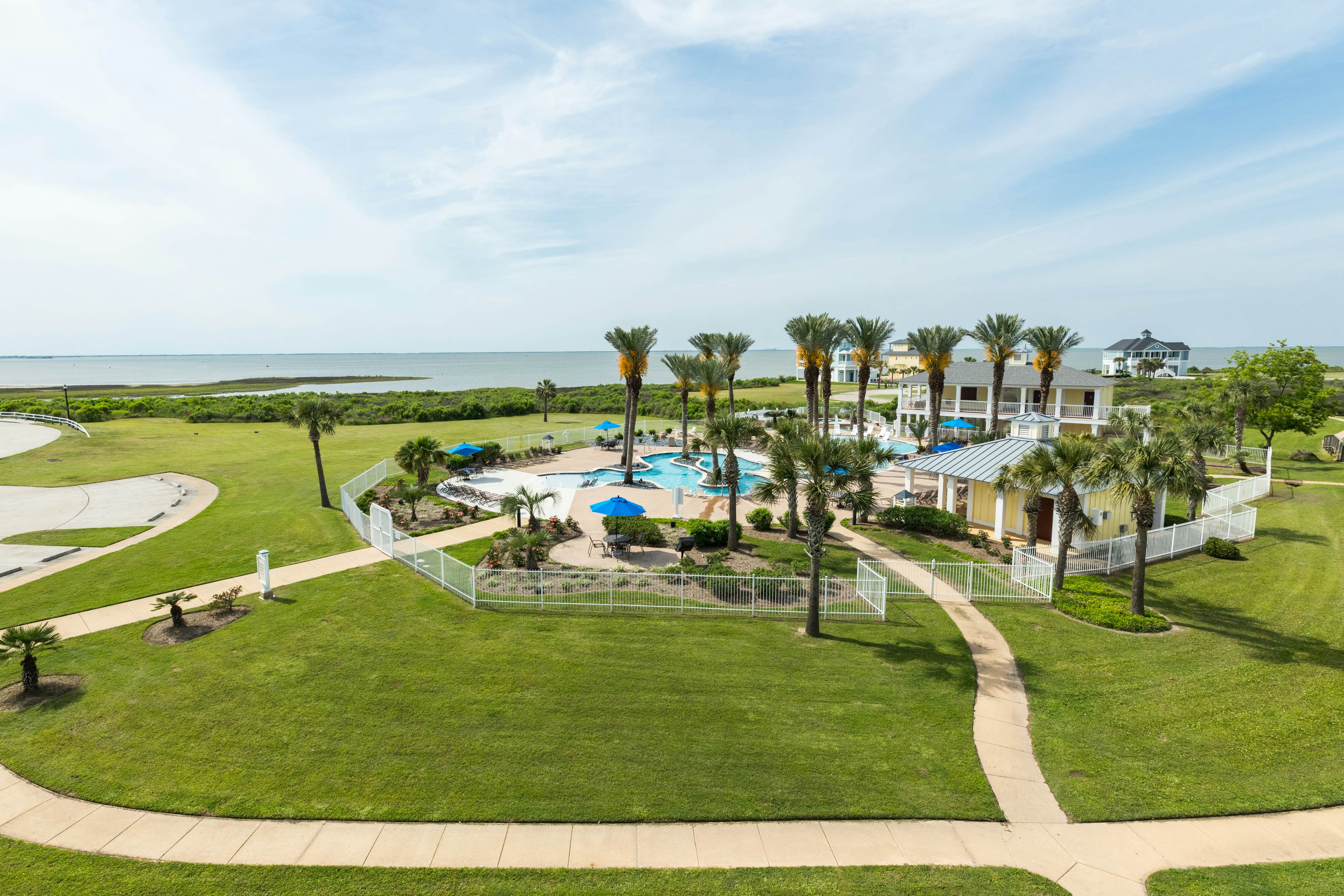 Pointe West Resort: Beach Retreat 