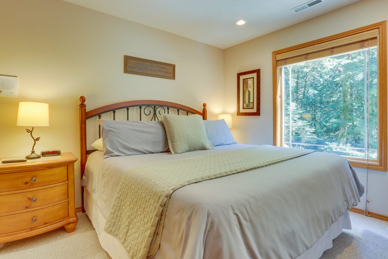 Salmon River Lodge 5 BD Vacation Rental in Welches, OR Vacasa