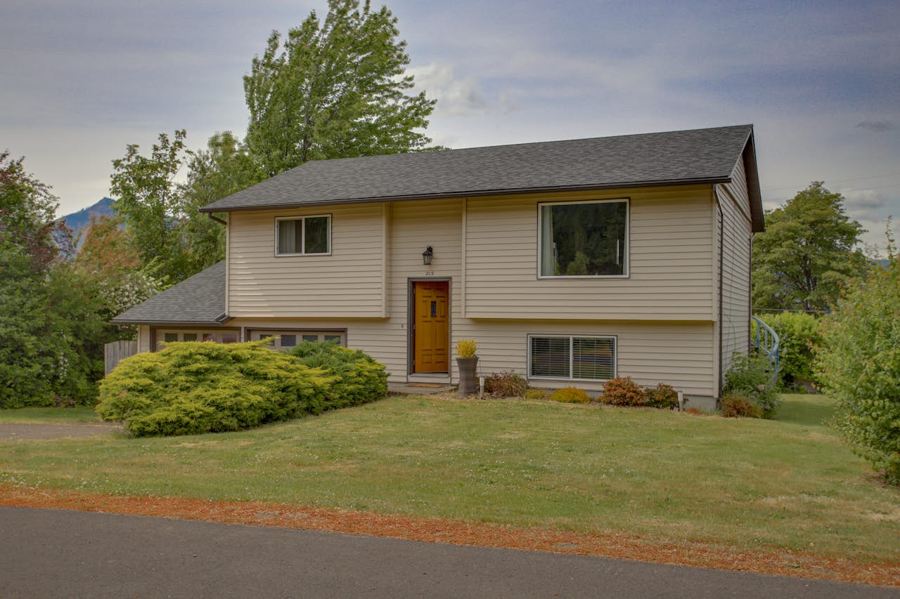 Cascade River Watch 3 BD Vacation Rental in Cascade Locks, OR Vacasa