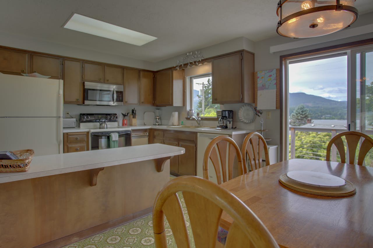 Cascade River Watch 3 BD Vacation Rental in Cascade Locks, OR Vacasa