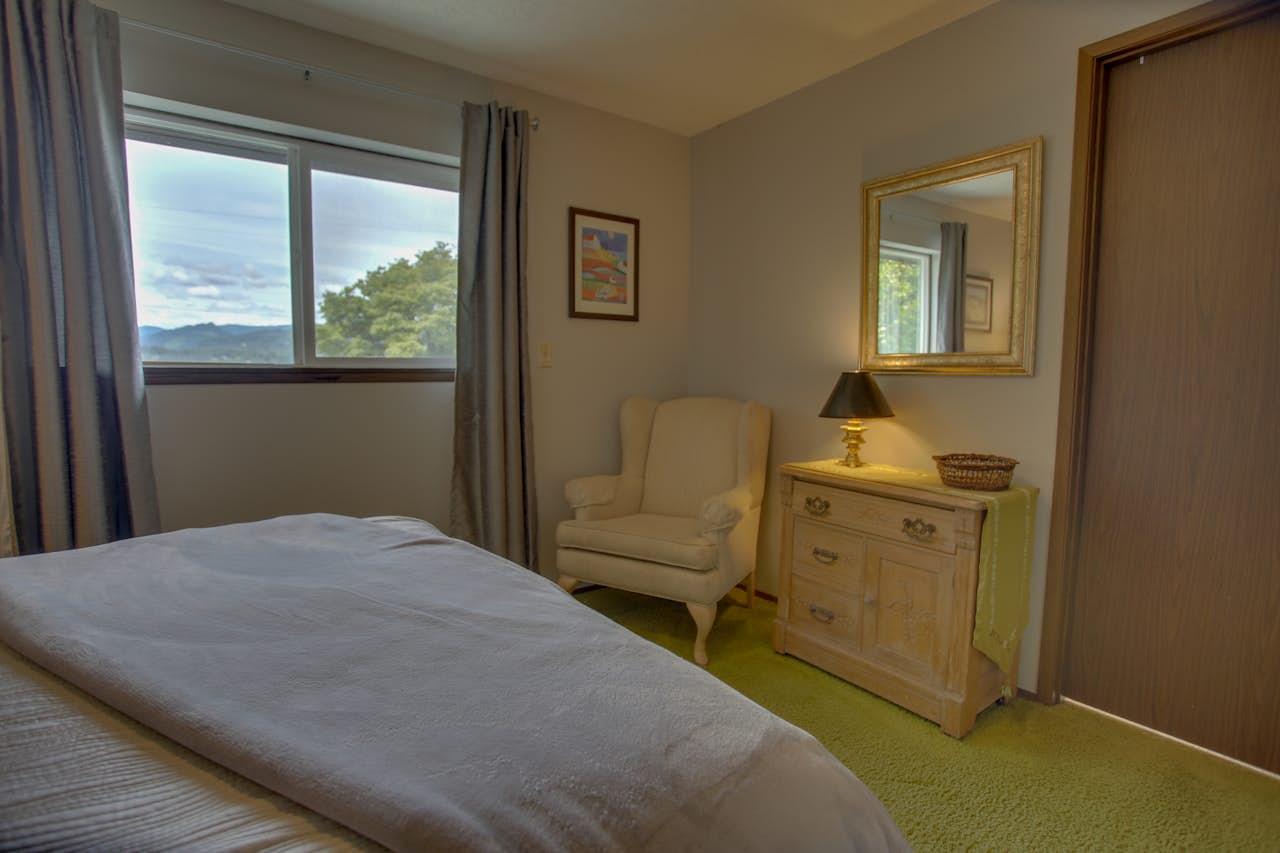 Cascade River Watch 3 BD Vacation Rental in Cascade Locks, OR Vacasa