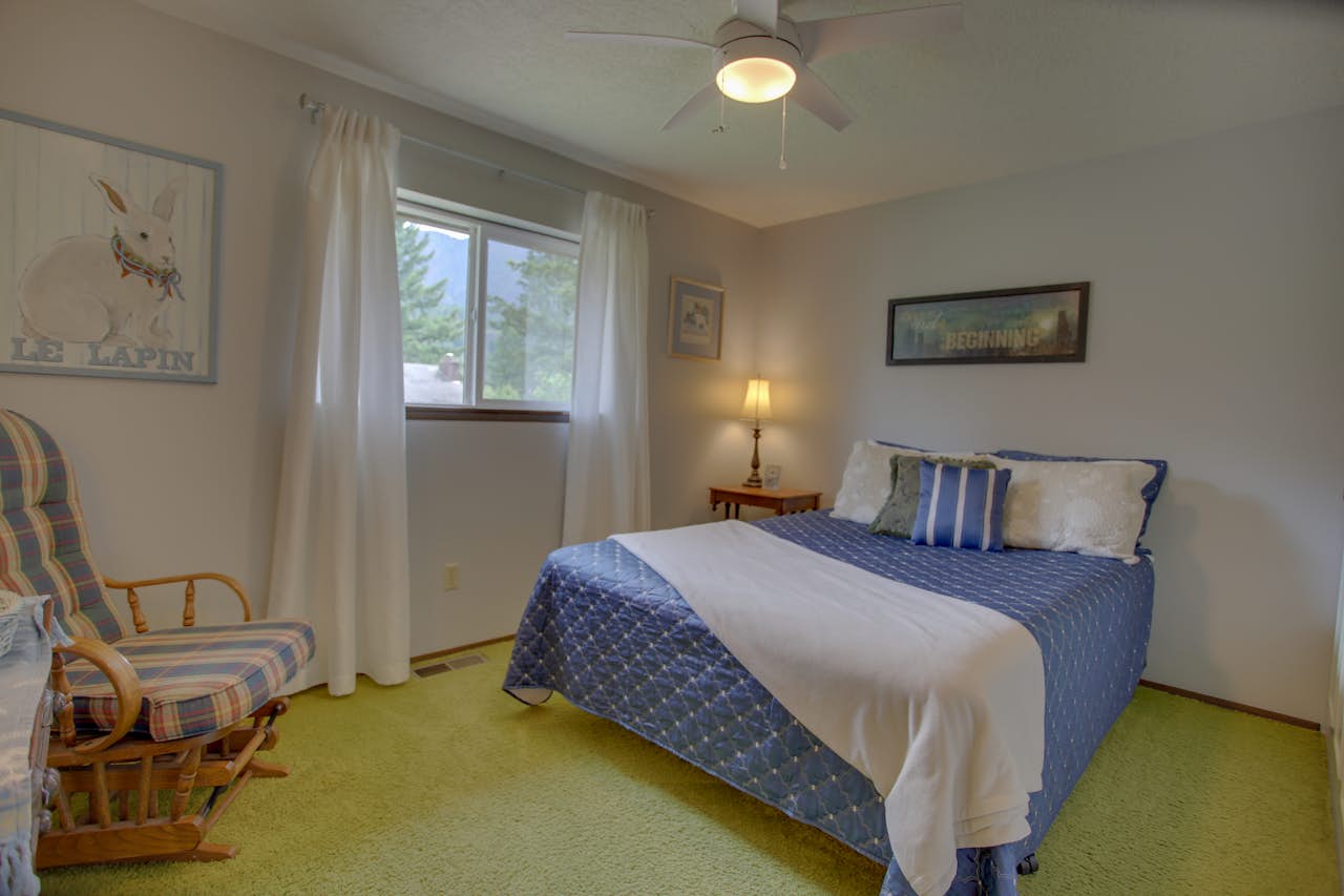 Cascade River Watch 3 BD Vacation Rental in Cascade Locks, OR Vacasa