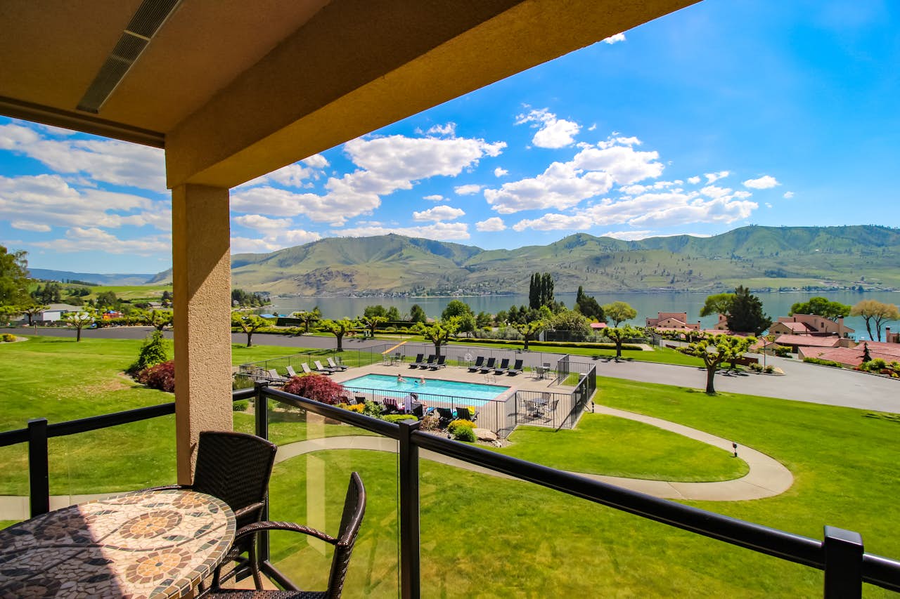 Lake Chelan Shores A Lakeside Spectacular (1710) 2 BD Vacation