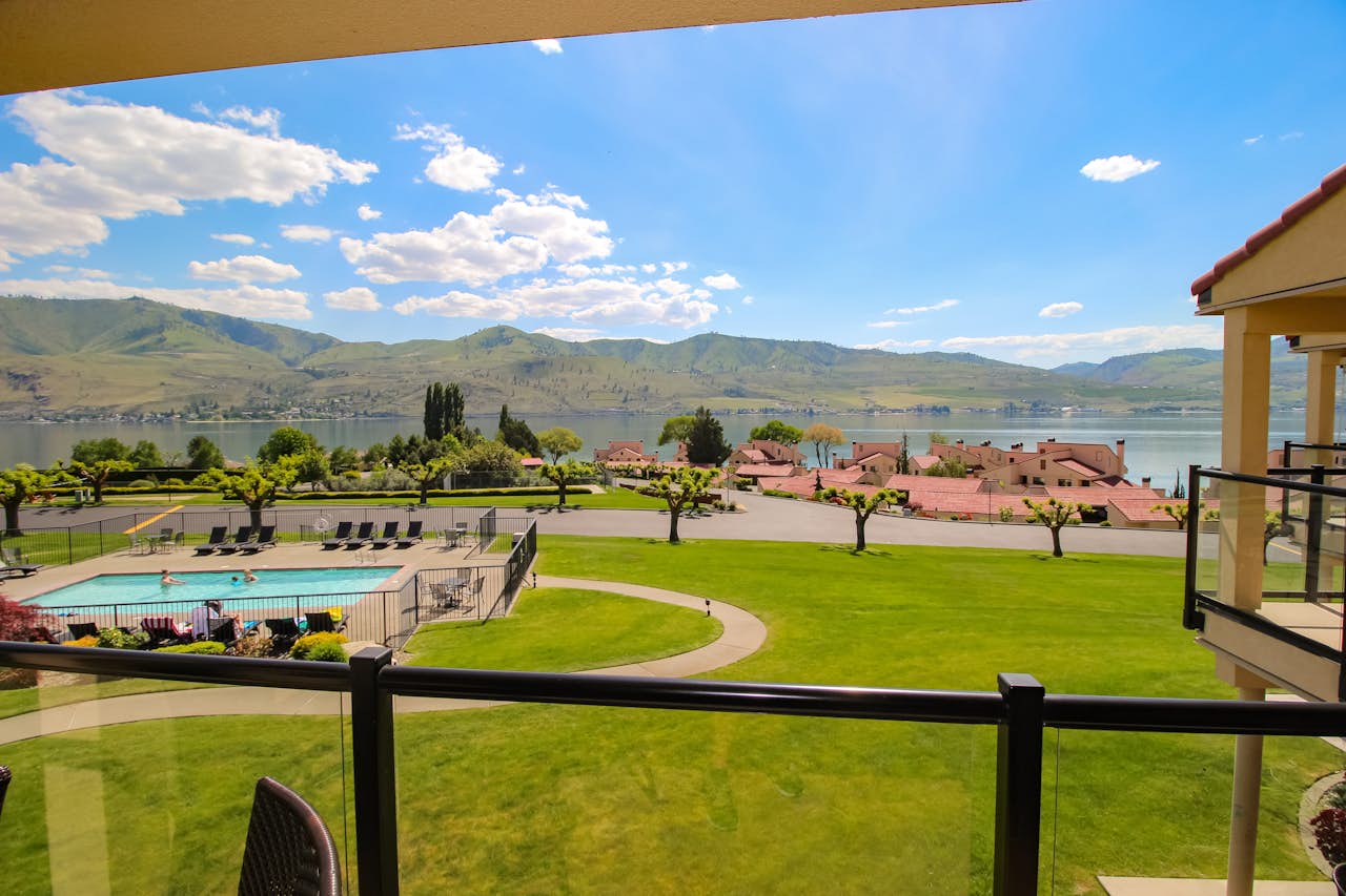 Lake Chelan Shores A Lakeside Spectacular (1710) 2 BD Vacation