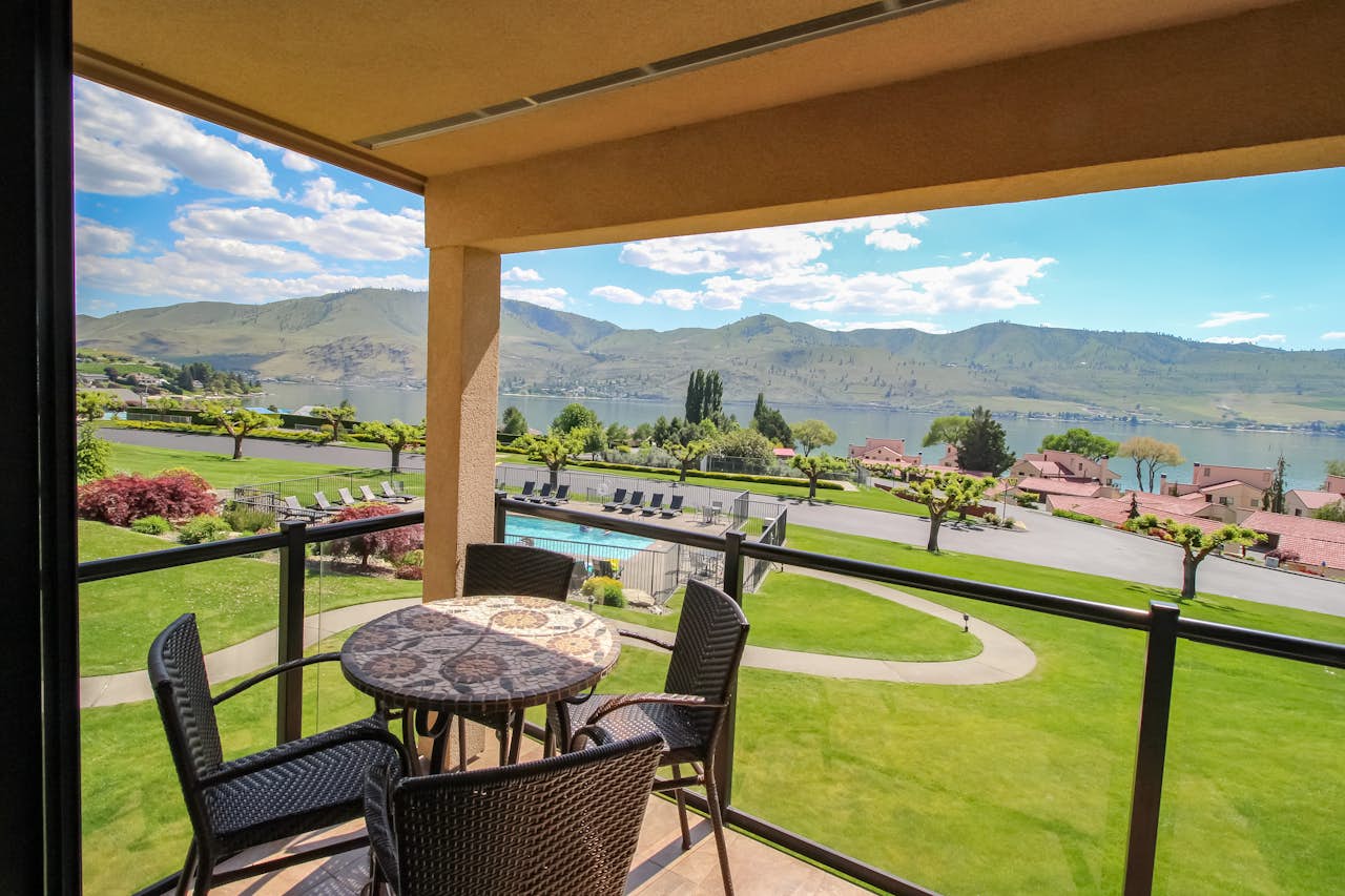 Lake Chelan Shores A Lakeside Spectacular (1710) 2 BD Vacation