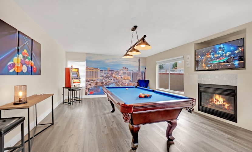 Stella Villa: Luxe 5BR Pet Friendly Retreat w/ pool table, darts, 65” TV, wet bar, ping pong
