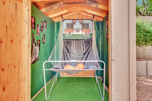 Stella Villa: Luxe 5BR Pet Friendly Retreat w/ pool table, darts, 65” TV, wet bar, ping pong