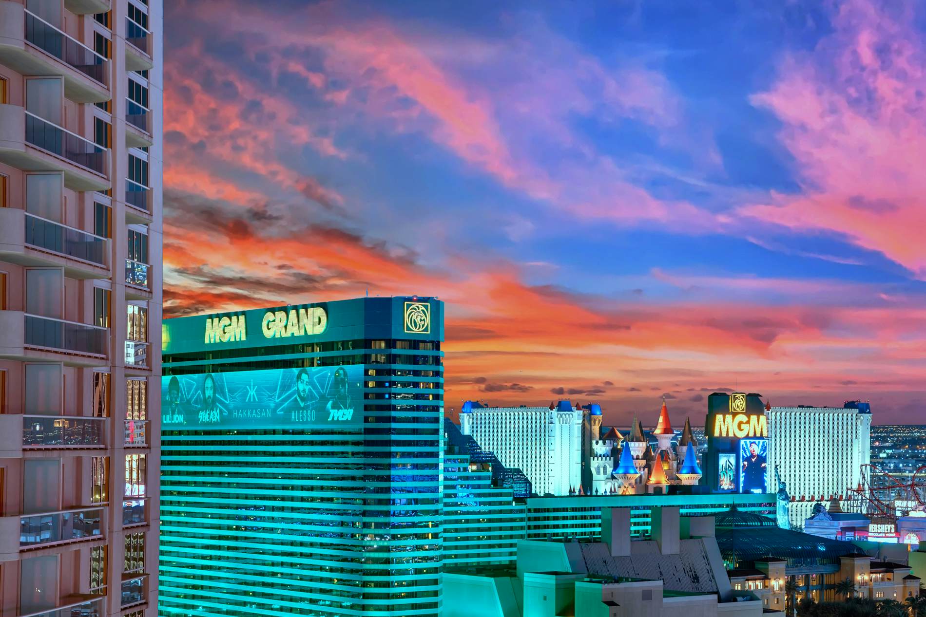 Kintsugi Retreat-Condo-Balcony-StripView