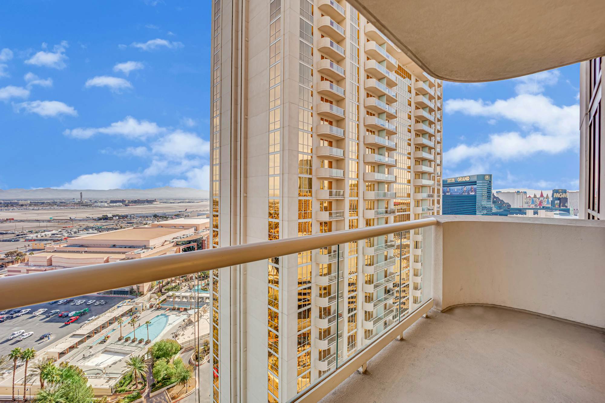 Kintsugi Retreat-Condo-Balcony-StripView