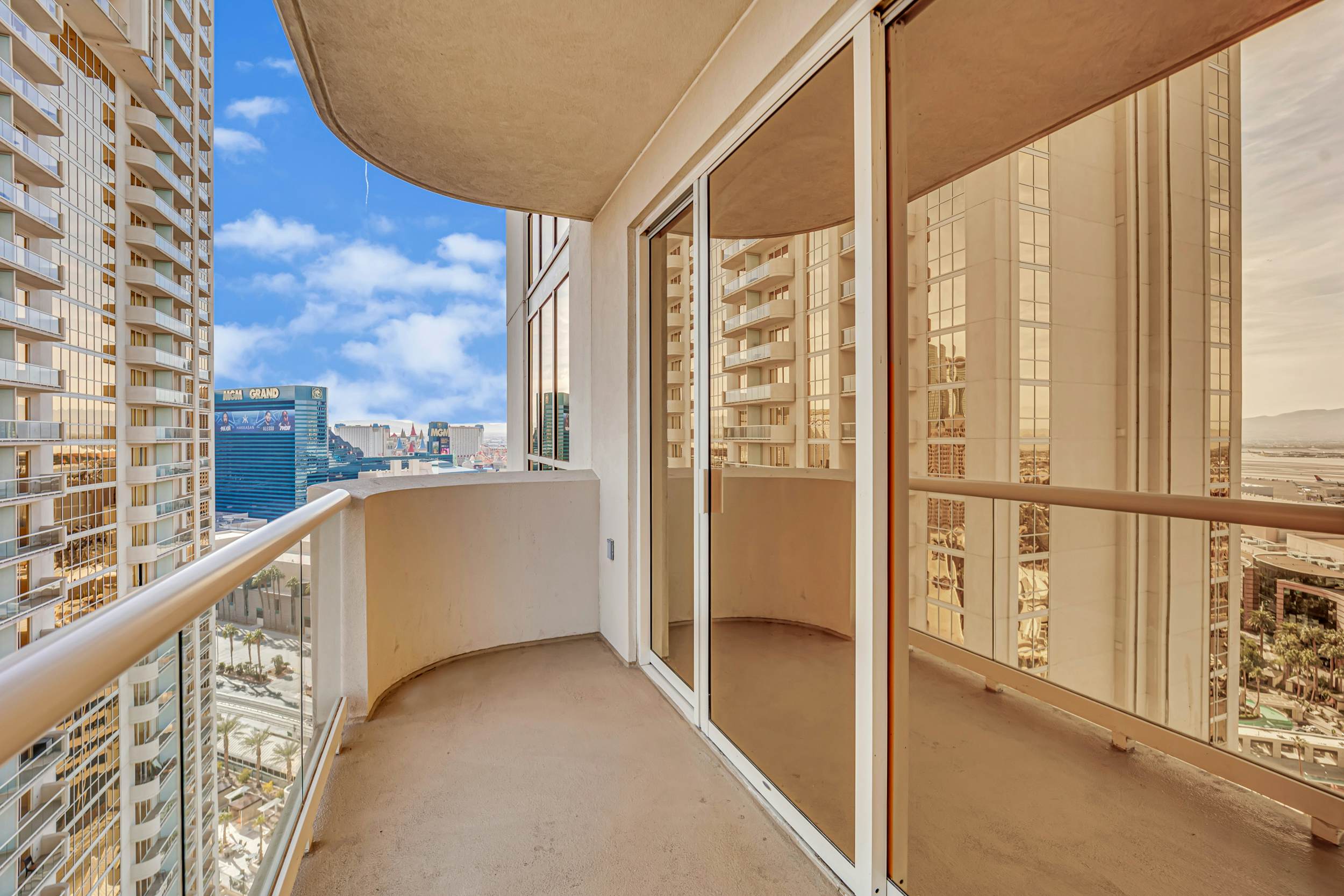 Kintsugi Retreat-Condo-Balcony-StripView