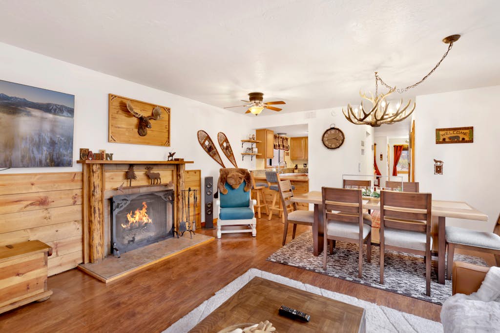 Pet-Friendly Mountain Lodge: 2 En-Suites, Gas Fireplace & Large Deck