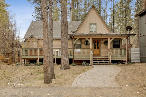 Kelley's Kabin Downtown Retreat w/ Hot Tub