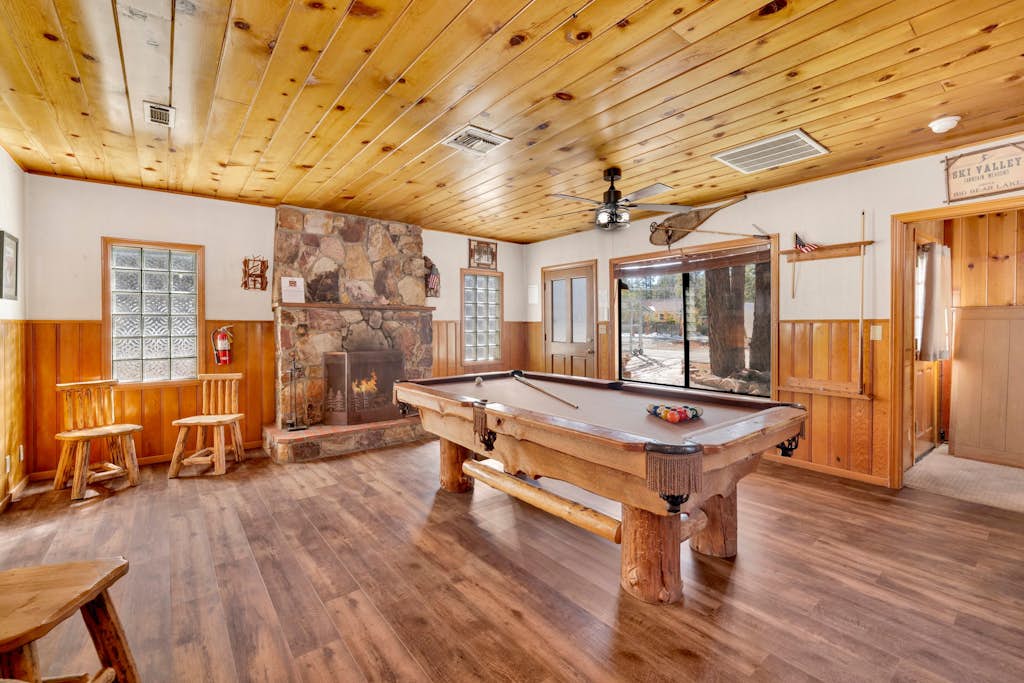 Lakeshore Cabin at Big Bear Lake | Hot Tub | Pool Table | Boat Dock