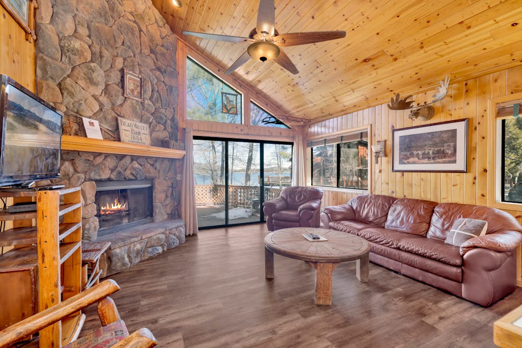 Lakeshore Cabin at Big Bear Lake | Hot Tub | Pool Table | Boat Dock
