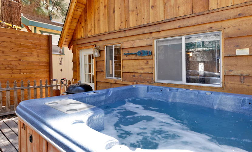 Dusk to Dawn Moonridge Cottage w/ Hot Tub