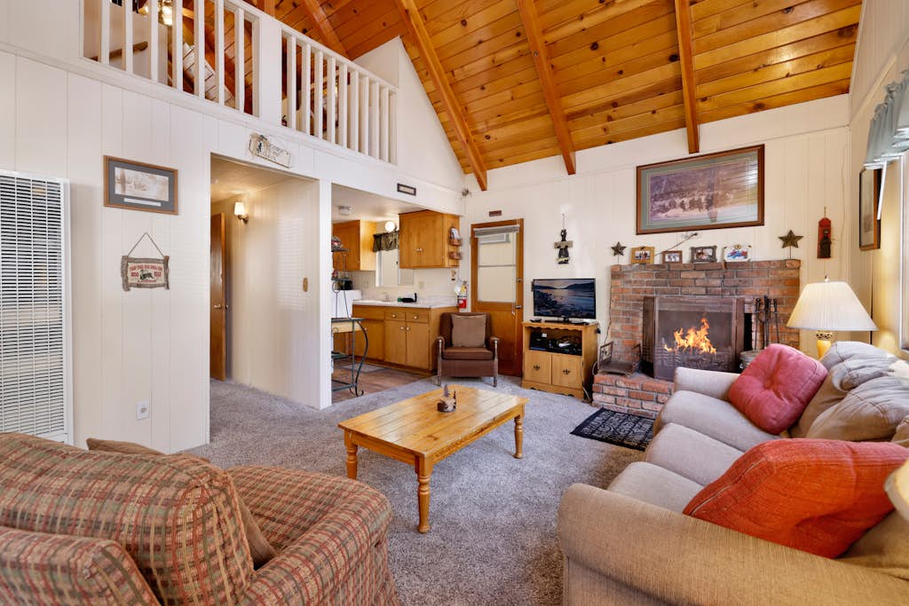 Dusk to Dawn Moonridge Cottage w/ Hot Tub