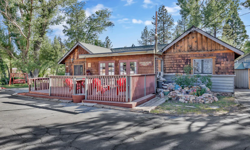 Lodge House Vintage Cabin - Pool Table - Walk to Lake - Summertime Pool