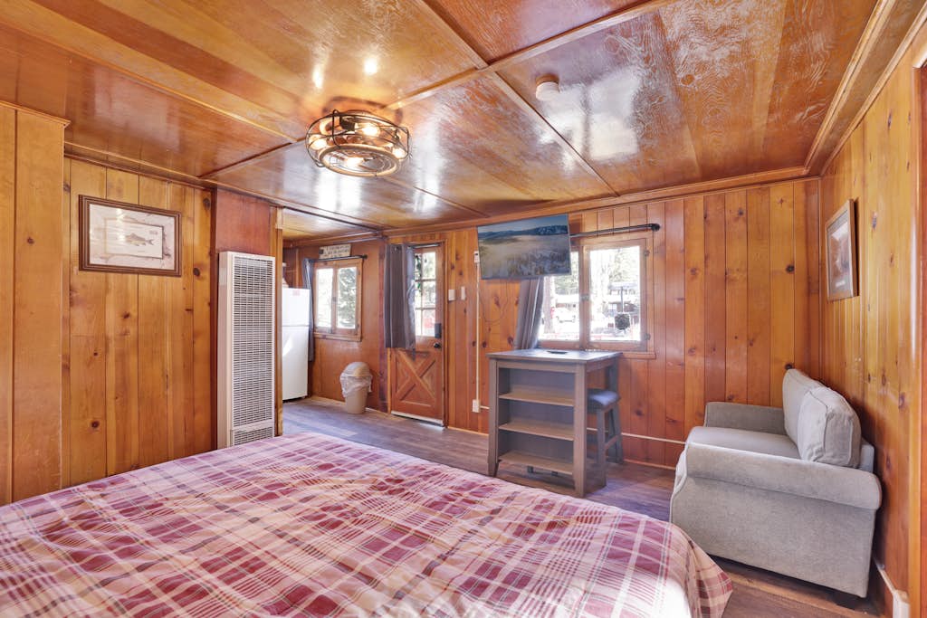 Big Pines Lakeside Studio Cottage at Big Bear Lake