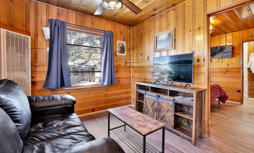 Lupine Lakeside Family Cabin at Shore Acres Lodge