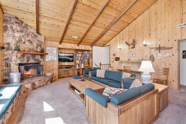 Ultimate 6BR Big Bear Lodge: 2,700+ Sq Ft, Wood Fireplace & 5-Car Flat Driveway
