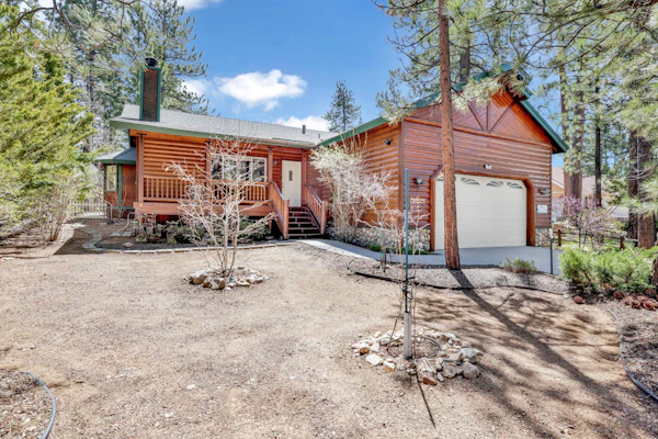 Aspen Grove Chalet: Fenced Private Yard, High-Speed WiFi & Minutes to the Lake