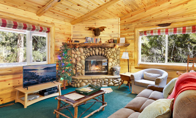 Aspen Grove Chalet: Fenced Private Yard, High-Speed WiFi & Minutes to the Lake