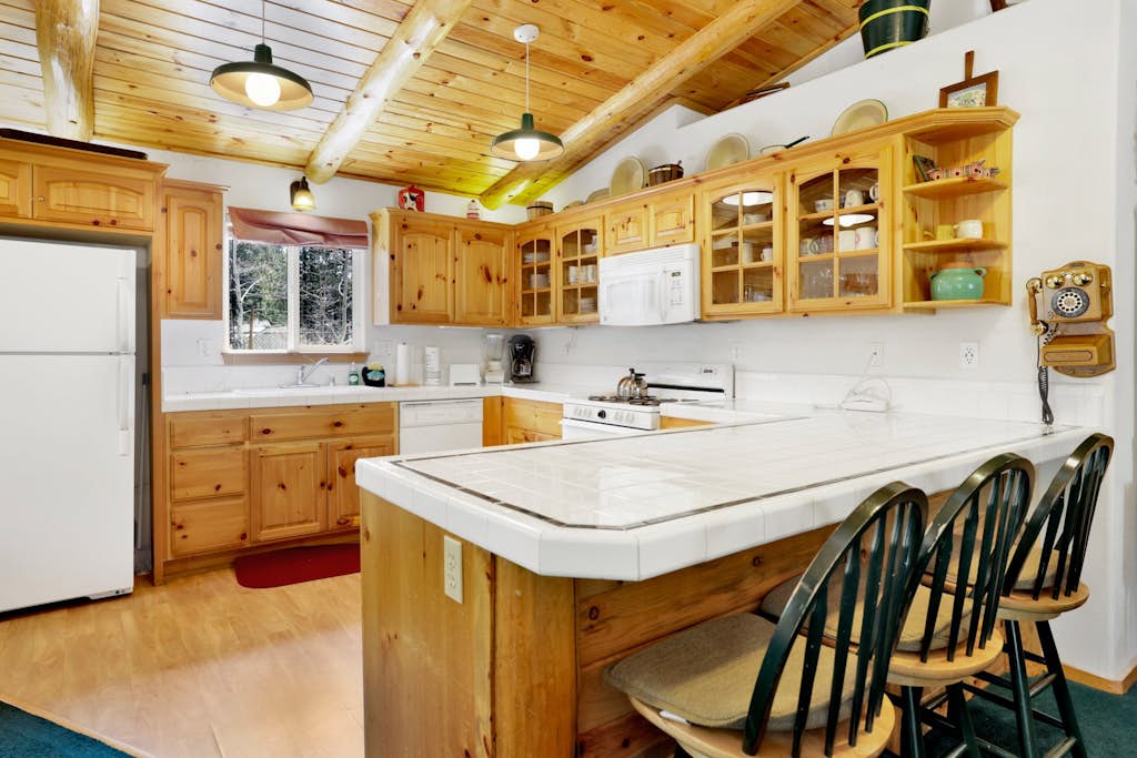 Aspen Grove Chalet: Fenced Private Yard, High-Speed WiFi & Minutes to the Lake