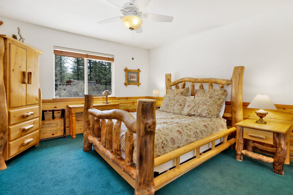 Aspen Grove Chalet: Fenced Private Yard, High-Speed WiFi & Minutes to the Lake