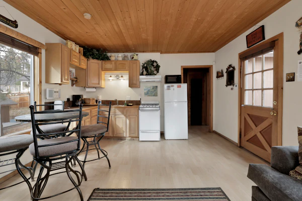 Cozy 1-Story Retreat: Walk to Village, Wood Fireplace, Pet-Friendly & Gas BBQ