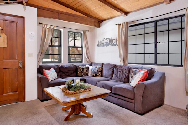 Adorable 2BR/2BA Moonridge Cabin: Single-Story, Wood Fireplace & Flat Parking