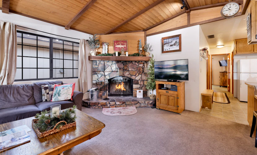 Adorable 2BR/2BA Moonridge Cabin: Single-Story, Wood Fireplace & Flat Parking